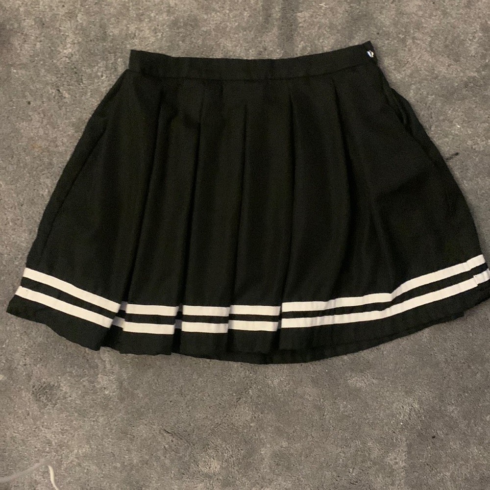 pleated black n white skirt hot topic